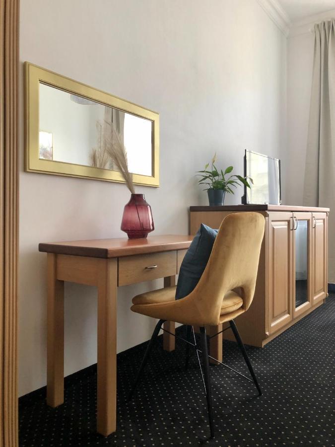 Pension Drei Rosen Karlovy Vary Exterior foto